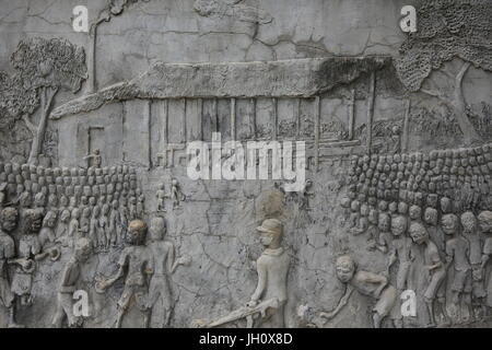 Gedenkstätte Schrein geschmückt mit Reliefs von Gräueltaten der Roten Khmer im Wat Somrong Knong. Kambodscha. Stockfoto