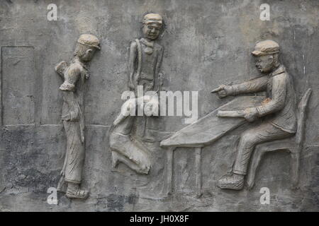 Gedenkstätte Schrein geschmückt mit Reliefs von Gräueltaten der Roten Khmer im Wat Somrong Knong. Kambodscha. Stockfoto