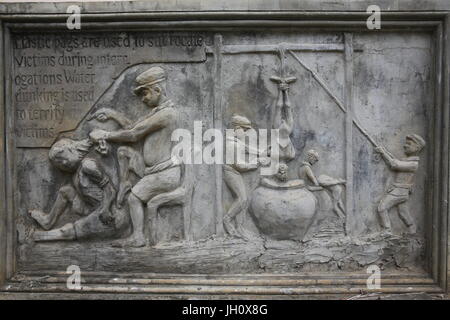 Gedenkstätte Schrein geschmückt mit Reliefs von Gräueltaten der Roten Khmer im Wat Somrong Knong. Kambodscha. Stockfoto