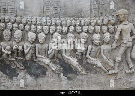 Gedenkstätte Schrein geschmückt mit Reliefs von Gräueltaten der Roten Khmer im Wat Somrong Knong. Kambodscha. Stockfoto