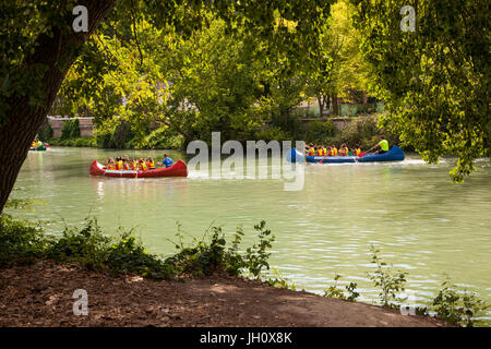 Kinder Kanu / Kajak fahren auf dem Fluss Tagus auf dem Gelände des Royal Palast des Aaranjuez in der Provinz Madrid in Spanien Stockfoto