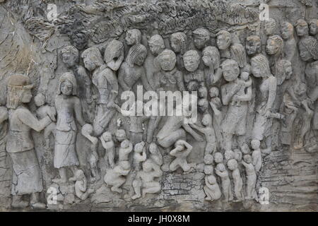 Gedenkstätte Schrein geschmückt mit Reliefs von Gräueltaten der Roten Khmer im Wat Somrong Knong. Kambodscha. Stockfoto