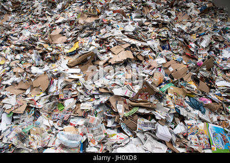 massive Müll auf einer Deponie Stockfoto