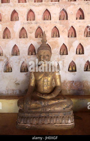 Buddha und Paare von kleinen Buddha-Statuen im Kreuzgang oder Galerie rund um die SIM-Karte. Teil einer Sammlung von etwa 2000 Keramik und Silber Stockfoto