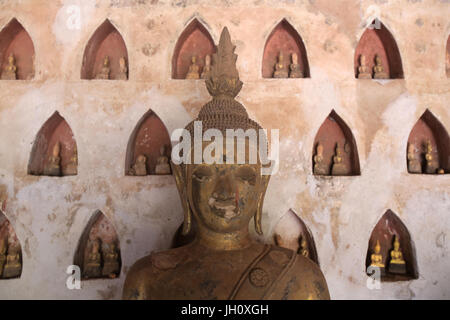 Buddha und Paare von kleinen Buddha-Statuen im Kreuzgang oder Galerie rund um die SIM-Karte. Teil einer Sammlung von etwa 2000 Keramik und Silber Stockfoto