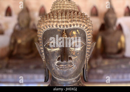 Buddha-Statue im Kreuzgang oder Galerie rund um die SIM-Karte. Teil einer Sammlung von etwa 2000 Keramik und Silber Buddhas auf dem Display in der Stockfoto