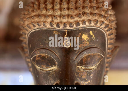 Buddha-Statue im Kreuzgang oder Galerie rund um die SIM-Karte. Teil einer Sammlung von etwa 2000 Keramik und Silber Buddhas auf dem Display in der Stockfoto