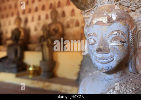 Buddha-Statue im Kreuzgang oder Galerie rund um die SIM-Karte. Teil einer Sammlung von etwa 2000 Keramik und Silber Buddhas auf dem Display in der Stockfoto