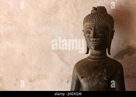 Buddha-Statue im Kreuzgang oder Galerie rund um die SIM-Karte. Teil einer Sammlung von etwa 2000 Keramik und Silber Buddhas auf dem Display in der Stockfoto