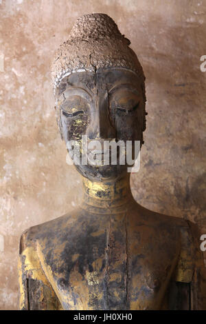 Buddha-Statue im Kreuzgang oder Galerie rund um die SIM-Karte. Teil einer Sammlung von etwa 2000 Keramik und Silber Buddhas auf dem Display in der Stockfoto