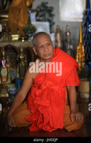 Buddhistischer Mönch zu beten. Wat Naxai. Vientiane. Laos. Stockfoto