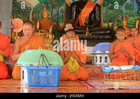 Buddhistische Mönche im Kloster zu Mittag. Wat Kang. Vieng Vang. Laos. Stockfoto