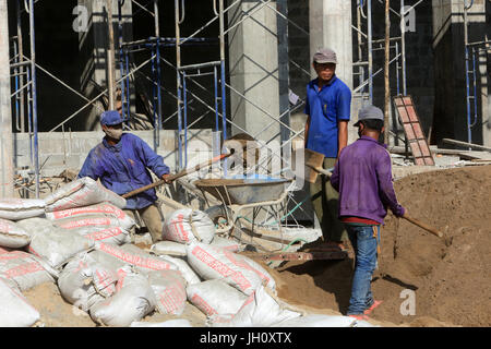 Taschen des Putzes. Baustelle eines Gebäudes.  Laos. Stockfoto