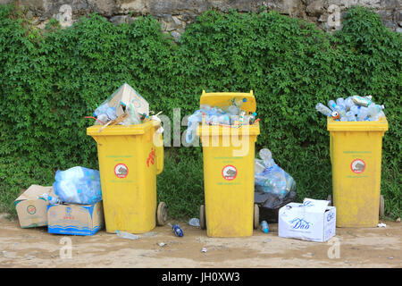 Abfallbehälter für Plastikflaschen. Laos. Stockfoto