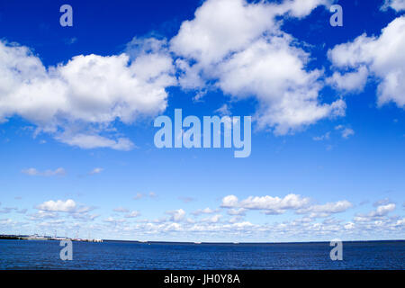 Dramatische Wolkengebilde. Fotografiert in Sankt Petersburg, Russland Stockfoto