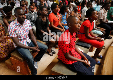 Sonntagsmesse im Mulago katholische Kirche. Uganda. Stockfoto