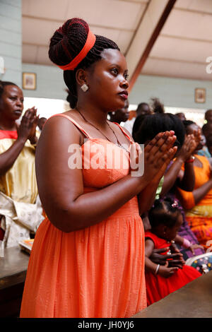 Sonntagsmesse im Mulago katholische Kirche. Uganda. Stockfoto