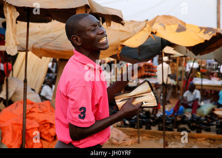 Evangelische christliche Verkündigung in einer Straße von Kampala. Uganda. Stockfoto