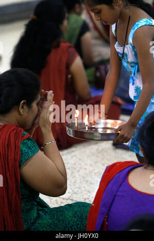 BAPS Shri Swaminarayan Mandir, Kampala. Abend-Puja. Uganda. Stockfoto