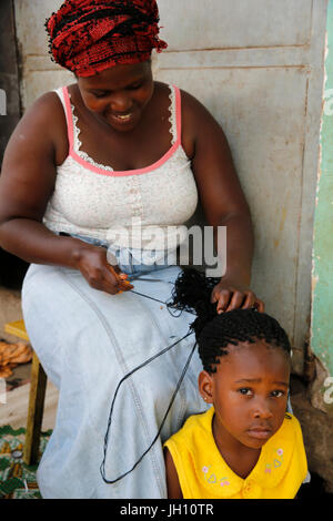 Alltag im Mulago. Haar-Styling. Uganda. Stockfoto