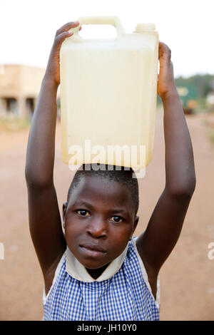 Wasserholen in Masindi, Uganda. Uganda. Stockfoto