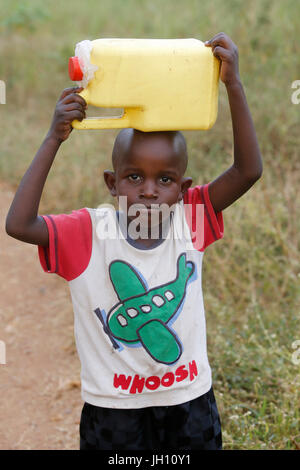 Wasserholen in Masindi, Uganda. Uganda. Stockfoto