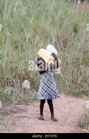 Wasserholen in Masindi, Uganda. Uganda. Stockfoto