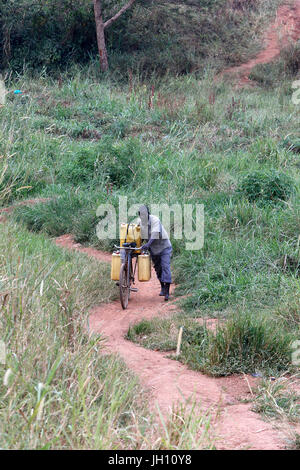 Wasserholen in Masindi, Uganda. Uganda. Stockfoto