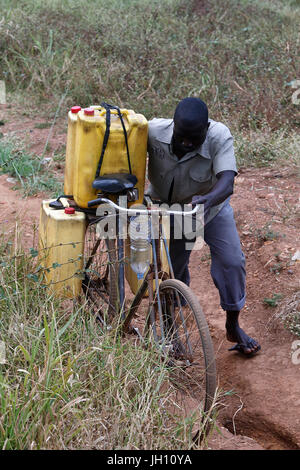 Wasserholen in Masindi, Uganda. Uganda. Stockfoto