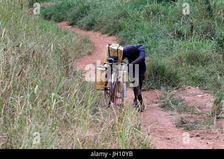 Wasserholen in Masindi, Uganda. Uganda. Stockfoto