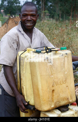 Wasserholen in Masindi, Uganda. Uganda. Stockfoto