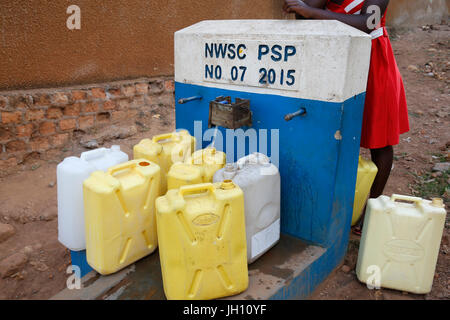 Wasserholen in Masindi, Uganda. Uganda. Stockfoto