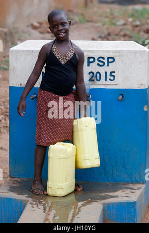 Wasserholen in Masindi, Uganda. Uganda. Stockfoto