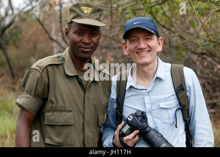Ranger und Touristen in Ziwa Nationalpark. Uganda. Stockfoto