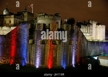 London Tower beleuchtet mit den Farben der französischen Flagge nach den Terroranschlägen von nov.13,2015 in Paris. Vereinigtes Königreich. Stockfoto