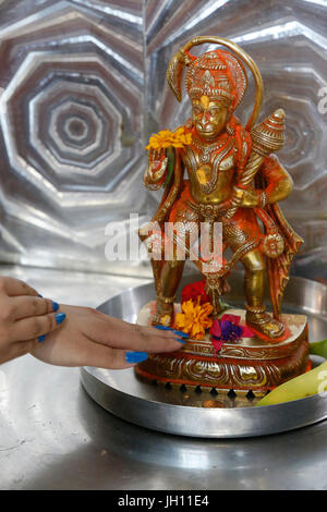 Gläubigen Hanuman Murthi im Sanatan Mandir hindu-Tempel, Leicester zu berühren. Vereinigtes Königreich. Stockfoto