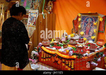 Treu im Sanatan Mandir hindu-Tempel, Leicester. Vereinigtes Königreich. Stockfoto