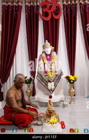 Priester in Shirdi Sai Baba Tempel, Leicester. Vereinigtes Königreich. Stockfoto