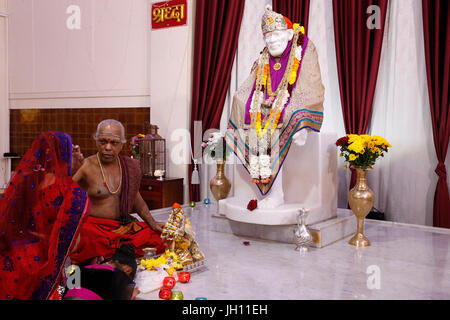 Gottesdienste in Shirdi Sai Baba Tempel, Leicester. Vereinigtes Königreich. Stockfoto