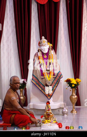 Priester in Shirdi Sai Baba Tempel, Leicester. Vereinigtes Königreich. Stockfoto