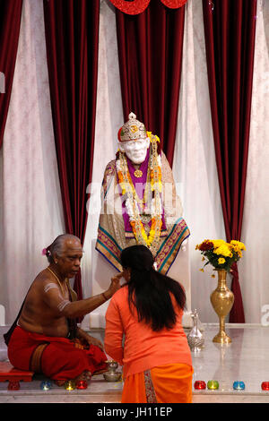 Gottesdienste in Shirdi Sai Baba Tempel, Leicester. Vereinigtes Königreich. Stockfoto