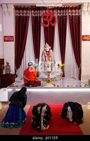 Gottesdienste in Shirdi Sai Baba Tempel, Leicester. Vereinigtes Königreich. Stockfoto