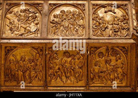 Das Victoria and Albert Museum. Reliquienschrein. Ca. 1490-1500. Deutschland, Konstanz. Lindenholz, vergoldet. Vereinigtes Königreich. Stockfoto