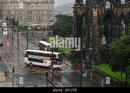 Verkehr in Princes street-Edinburgh Stockfoto