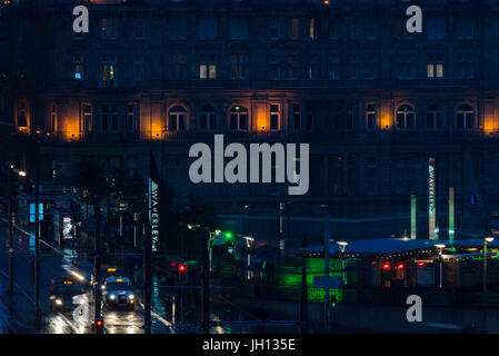 Verkehr in Princes street-Edinburgh Stockfoto