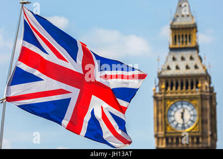Ein Blick auf das Vereinigte Königreich Flagge mit den Houses of Parliament im Hintergrund, in Westminster, London. Stockfoto