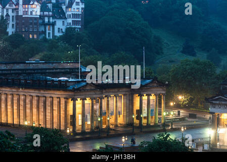 Edinburgh Royal Scottish Academy Nachtansicht an einem regnerischen Tag Stockfoto