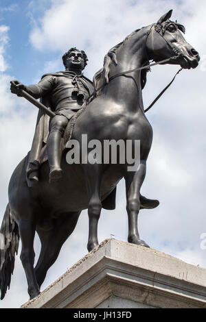 Eine Statue von König George IV befindet sich am Trafalgar Square in London, UK. Stockfoto