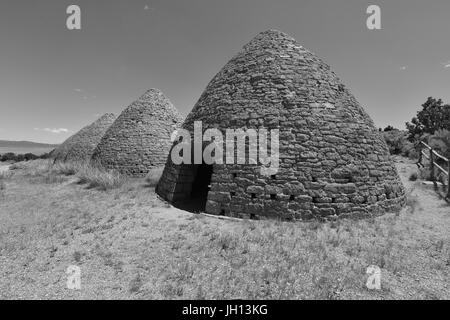 Kohleöfen zur Erstellung von Holzkohle für die Verhüttung des Erzes in Nevada im frühen 20. Jahrhundert verwendet. Stockfoto