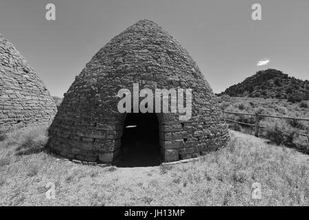 Kohleöfen zur Erstellung von Holzkohle für die Verhüttung des Erzes in Nevada im frühen 20. Jahrhundert verwendet. Stockfoto